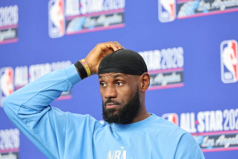 LeBron James mocked by viewers after struggling golf swing in viral clip LeBron James mocked by viewers after struggling golf swing in viral clip