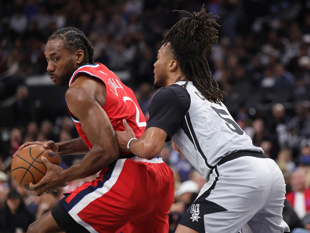 Spurs push win streak to 11 after up and down game against the Clippers