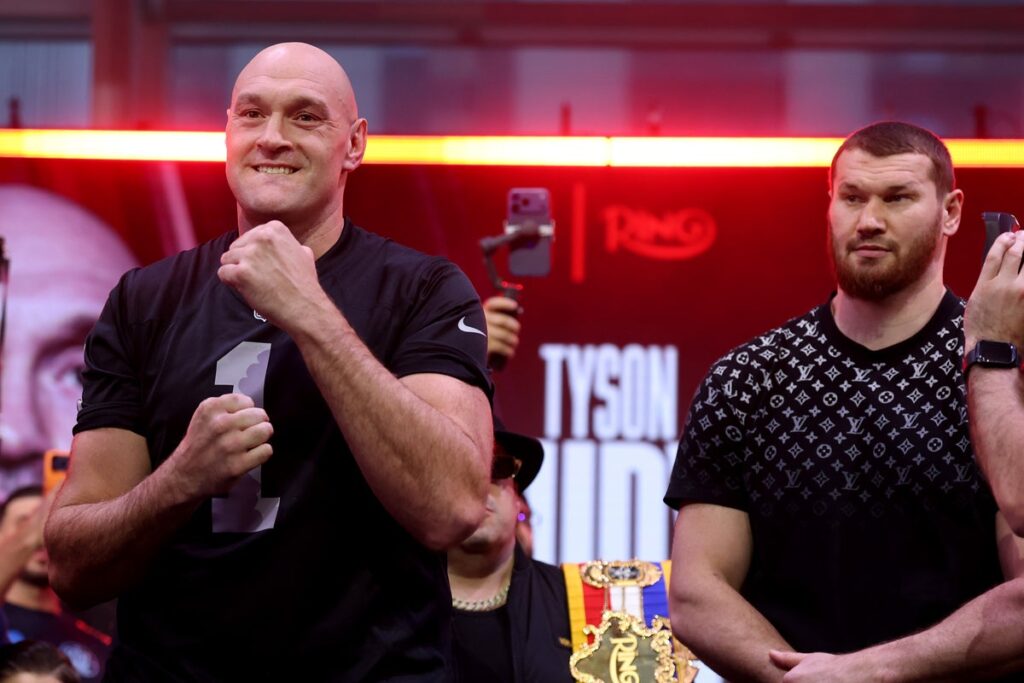 Tyson Fury vs Arslanbek Makhmudov weigh-in confirms slight difference between opponents