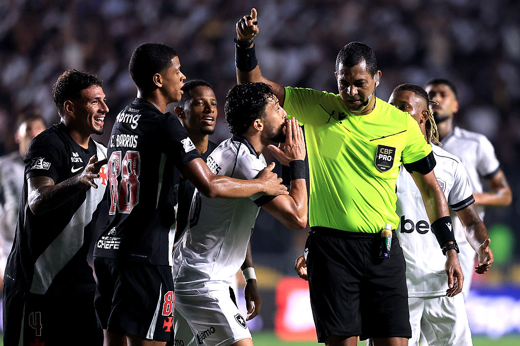 📹 Was it a red? Vasco v Botafogo flashpoint, watch and decide 📹 Was it a red? Vasco v Botafogo flashpoint, watch and decide