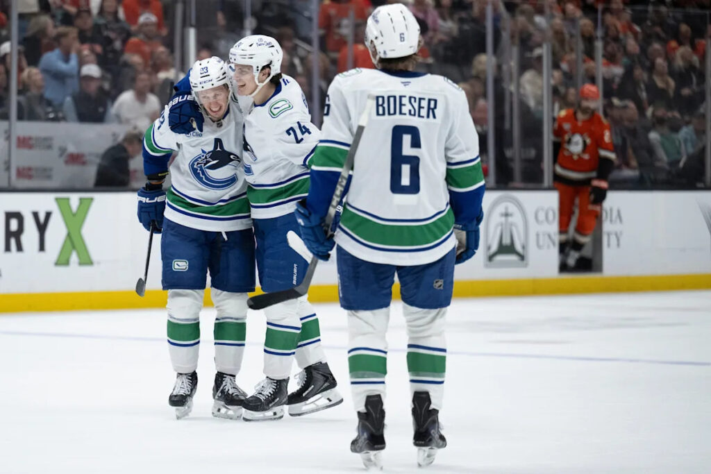 Rossi scores with 9.5 seconds left in regulation, Canucks beat Ducks 4-3