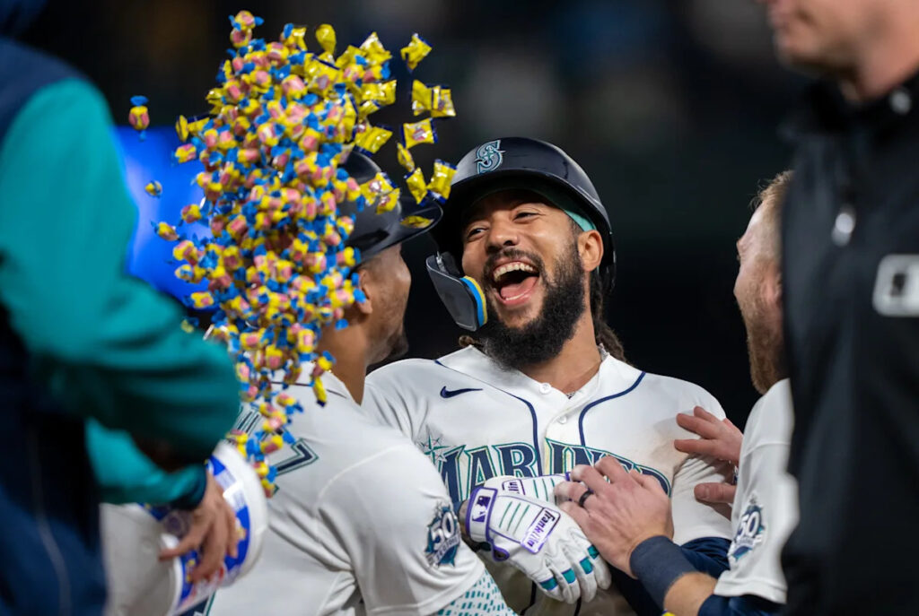 Captain Clutch completes comeback, Mariners walkoff Astros 8-7 Captain Clutch completes comeback, Mariners walkoff Astros 8-7