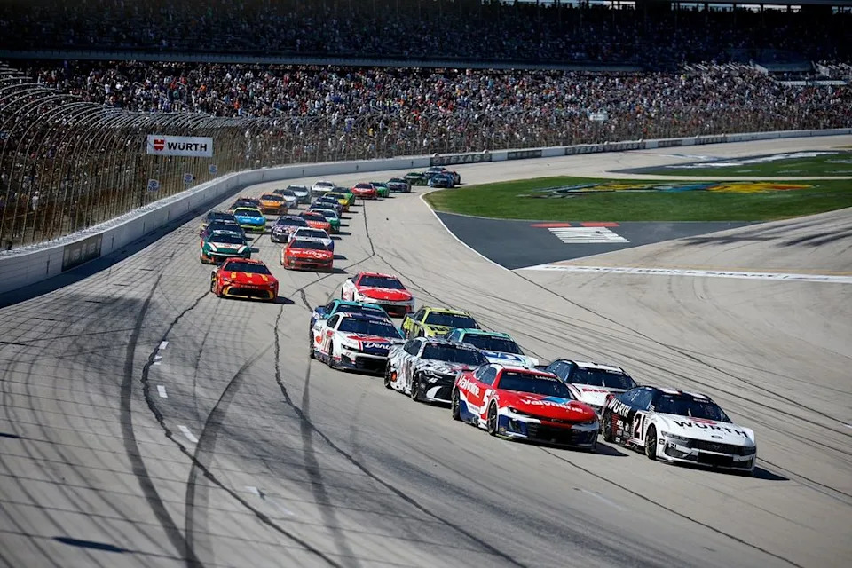 Josh Berry, Wood Brothers Racing Ford, Kyle Larson, Hendrick Motorsports Chevrolet