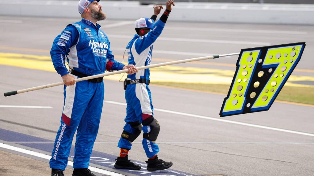 Jason Kelce Joins Hendrick Motorsports Pit Crew for Live Stops at Talladega