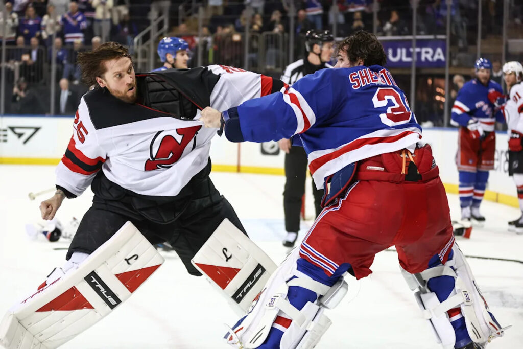 Goalie fight! Jacob Markstrom, Igor Shesterkin fight in Devils vs. Rangers