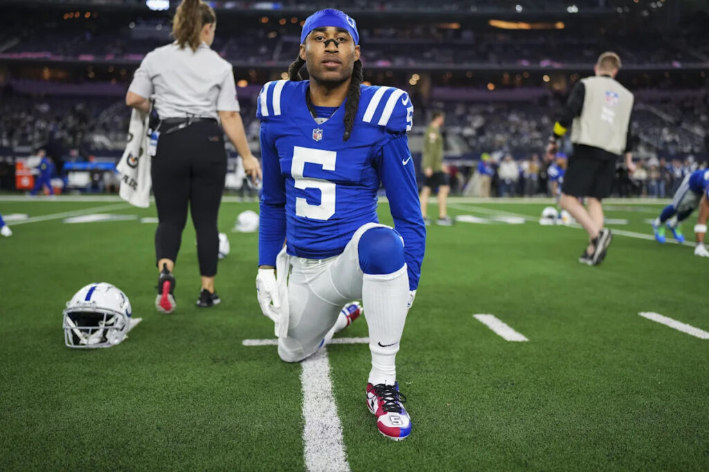 Two former Colts defenders retire on same day