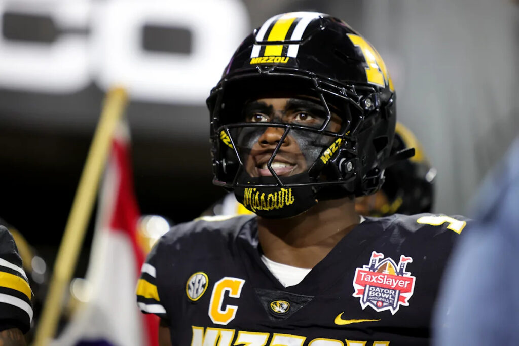 Dolphins hosting ‘fiery’ pass rusher on pre-draft visit Dolphins hosting ‘fiery’ pass rusher on pre-draft visit