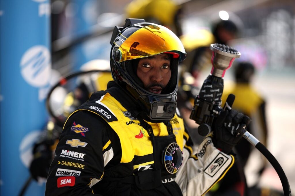 What happens during a NASCAR pit stop? What happens during a NASCAR pit stop?