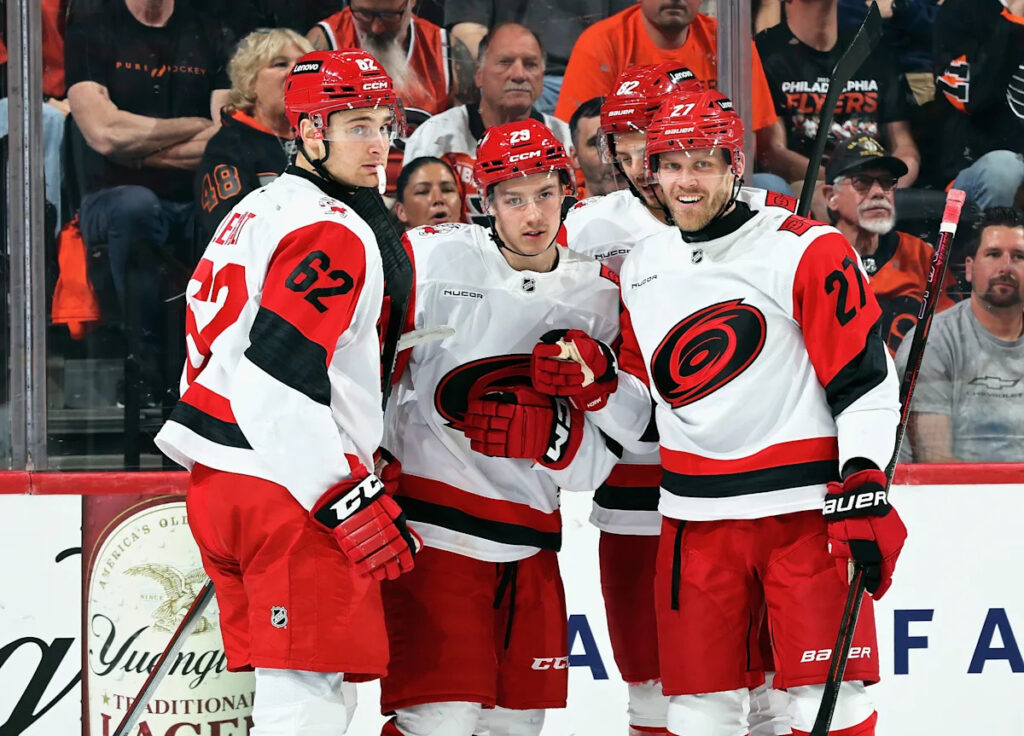 Carolina Clinches Top Seed in East – Flyers 3, Hurricanes 2 SO Carolina Clinches Top Seed in East – Flyers 3, Hurricanes 2 SO