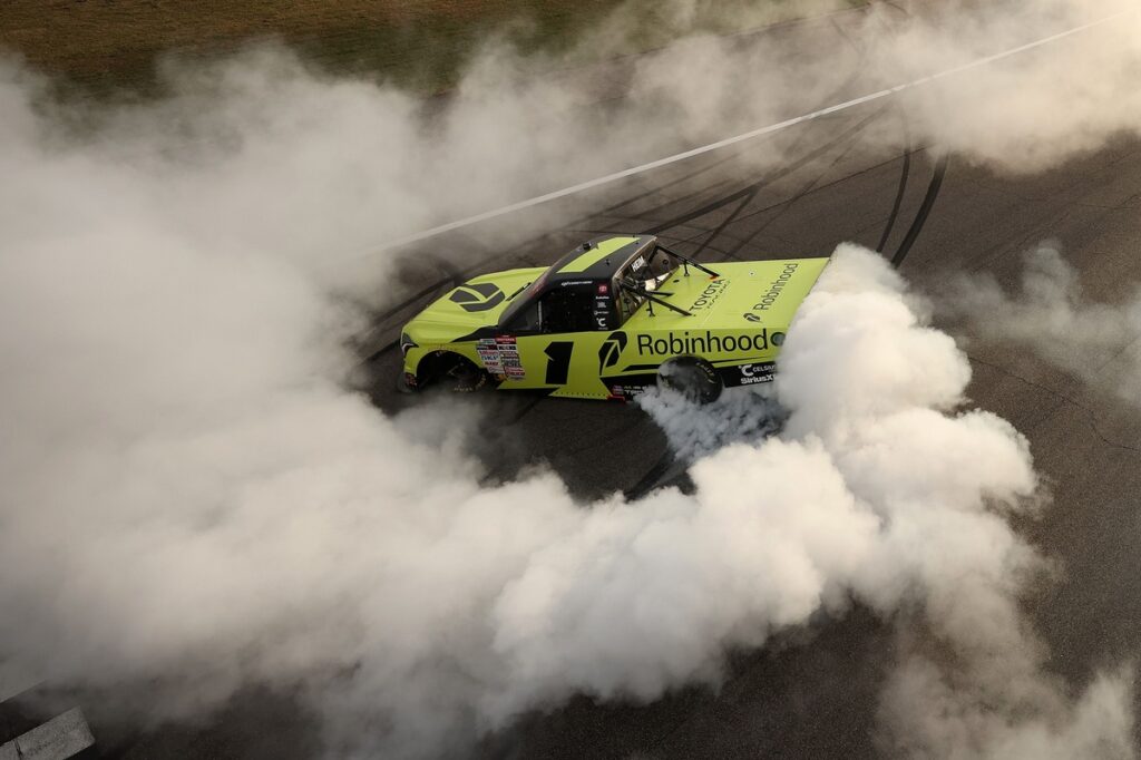 Corey Heim holds off teammate in dramatic 0.090s finish at Rockingham