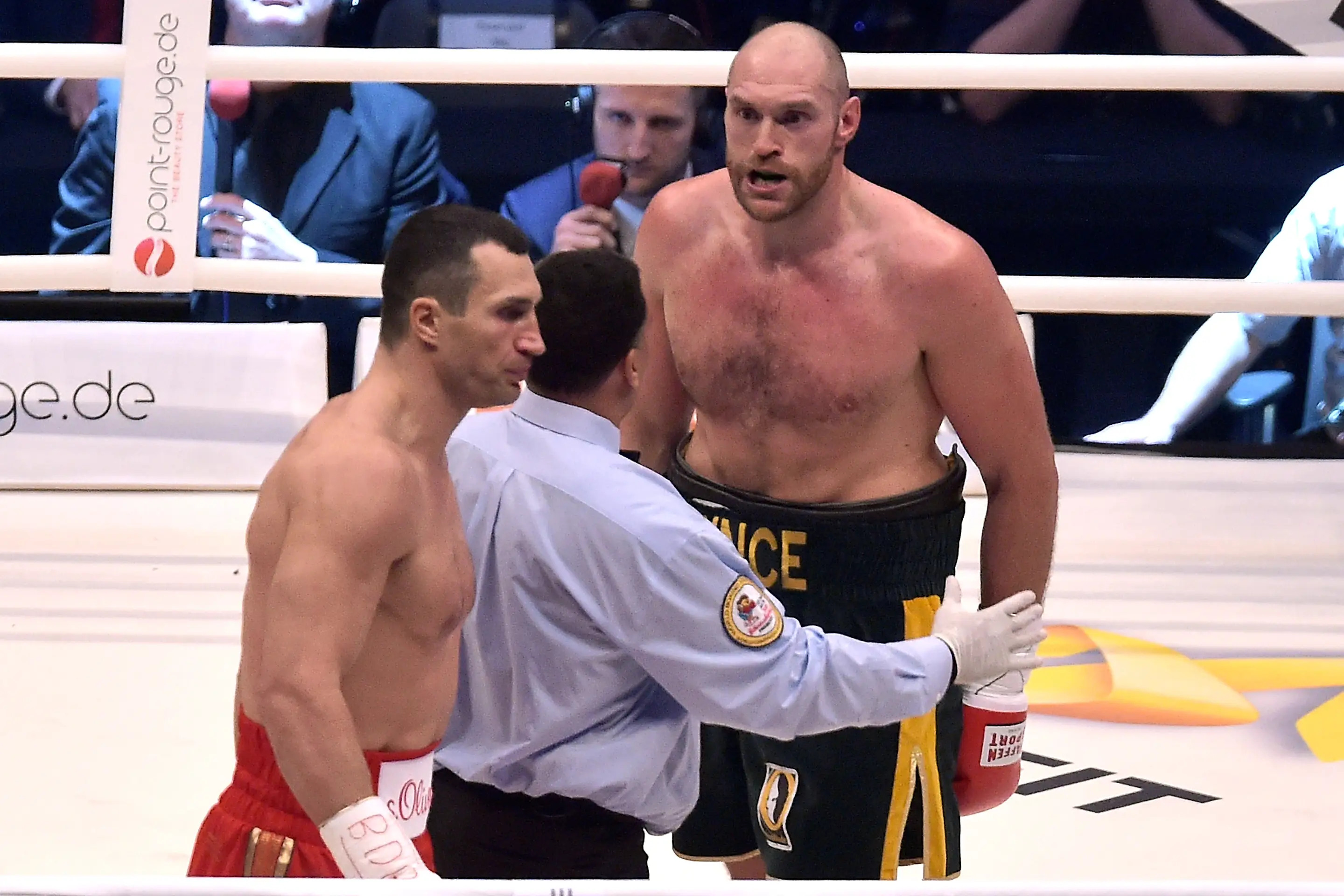 DUESSELDORF, GERMANY - NOVEMBER 28:  Wladimir Klitschko (L) fights Tyson Fury at Esprit-Arena on November 28, 2015 in Duesseldorf, Germany.  (Photo by Sascha Steinbach/Bongarts/Getty Images)