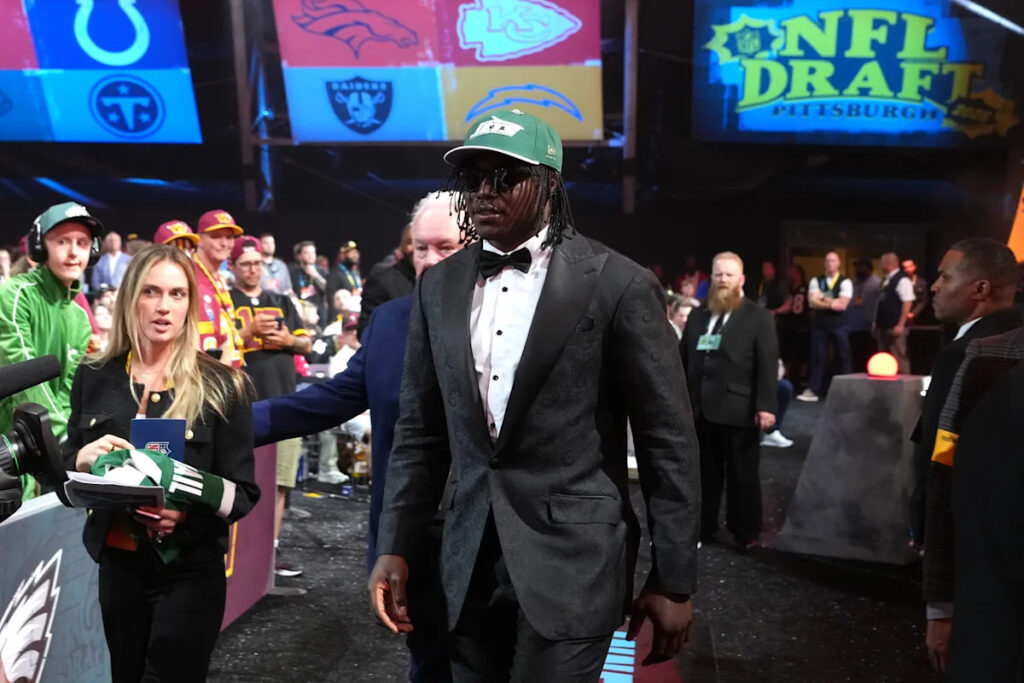 What NFL Draft grades did the New York Jets receive in the 2026 first round?