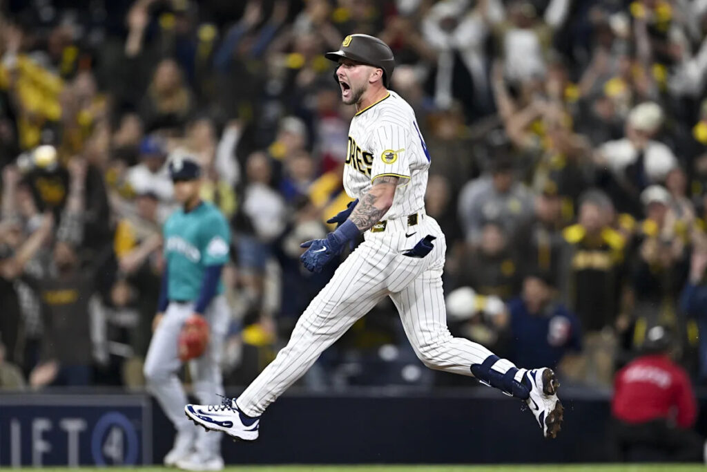 Mariners snatch defeat from jaws of victory, lose walkoff to Padres 7-6