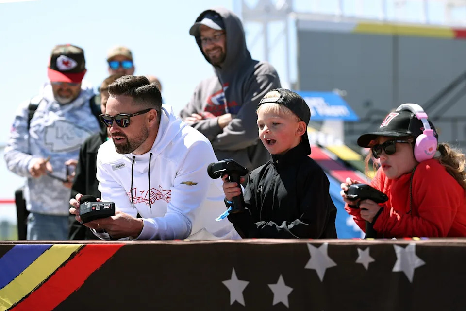 Ricky Stenhouse Jr., HYAK Motorsports with fans