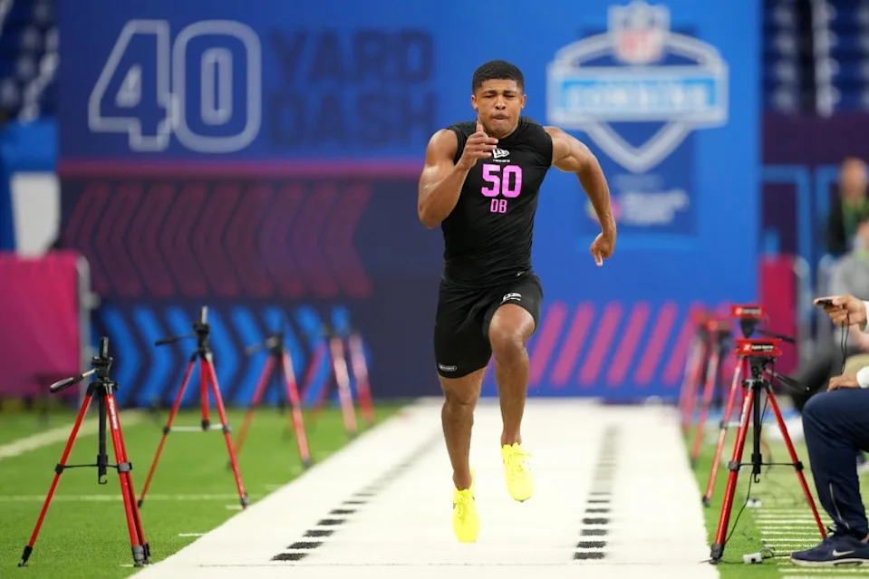 Ohio State defensive back Lorenzo Styles (DB50) runs in the 40-yard dash during the NFL Scouting Combine at Lucas Oil Stadium. Kirby Lee-Imagn Images