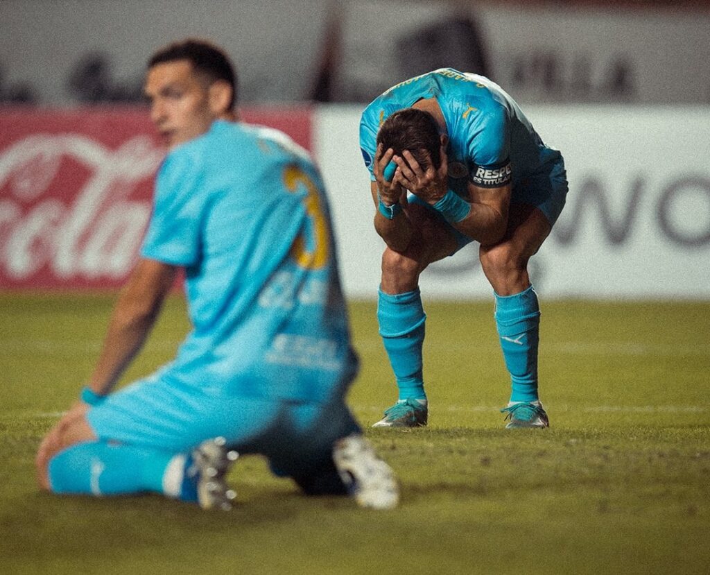 🎥 Goal + miss of the year? Defender blows unbelievable chance in Sula