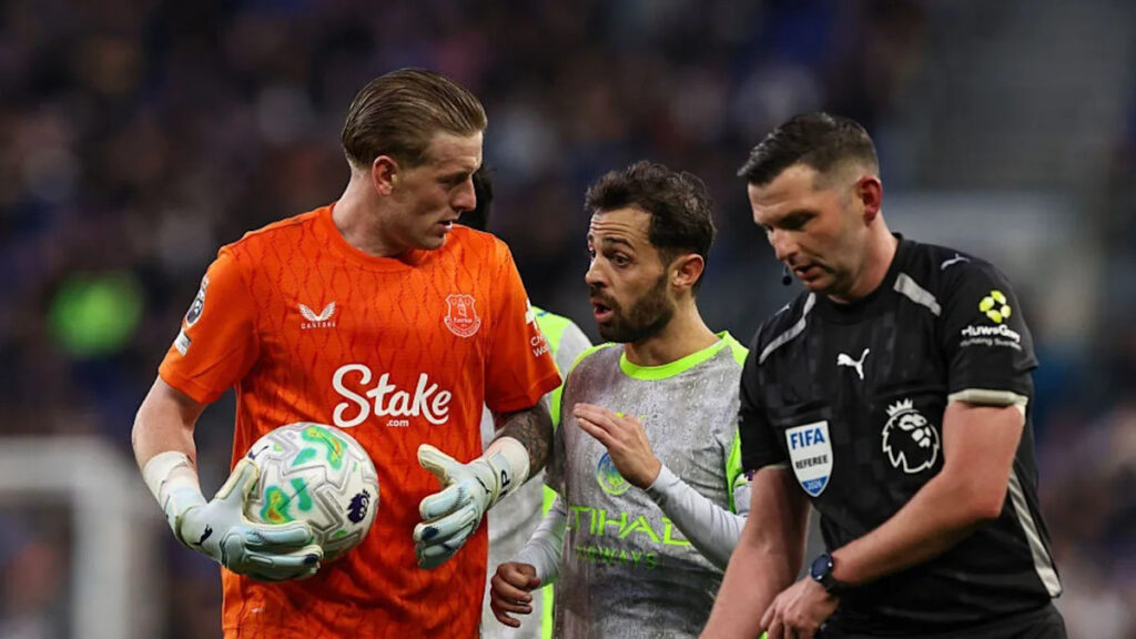 ‘Questionable officiating’ and positives for Moyes