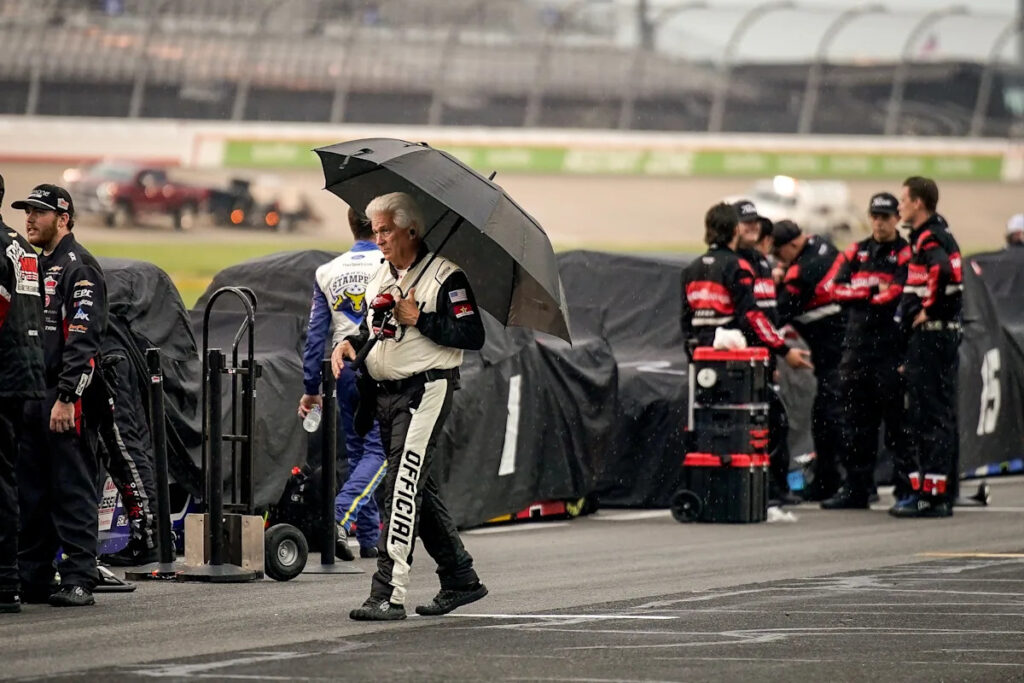 NASCAR Truck Series race at Nashville begins after 2 hour, 30-minute weather delay
