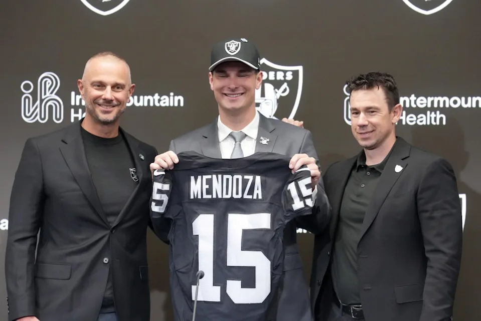 Fernando Mendoza (center) and Klint Kubiak (r.) Imagn Images