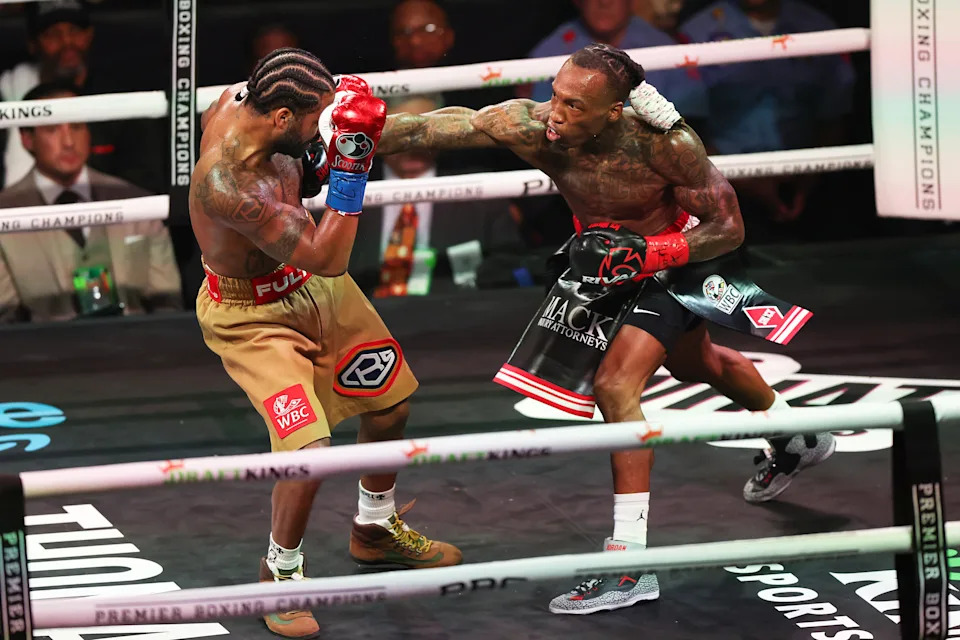 O'Shaquie Foster (R) outclassed Stephen Fulton Jr. (L) in December.