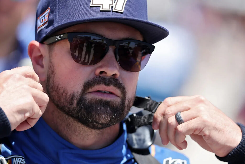 Ricky Stenhouse Jr. signs extension with Hyak Motorsports