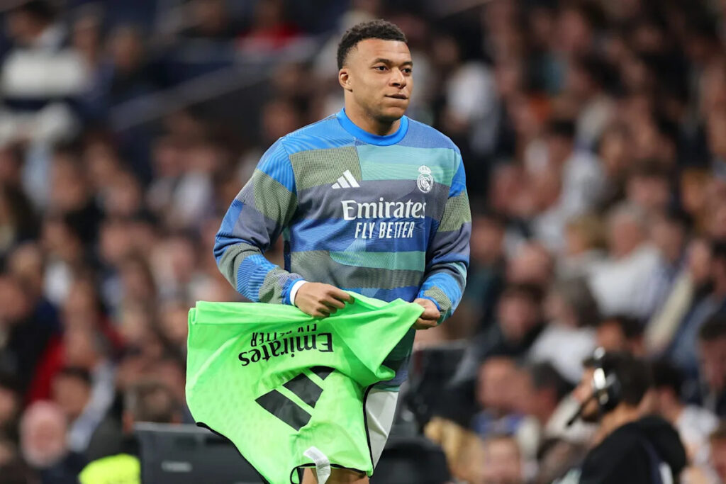 Real Madrid key forward trains without any issues ahead of Real Oviedo clash