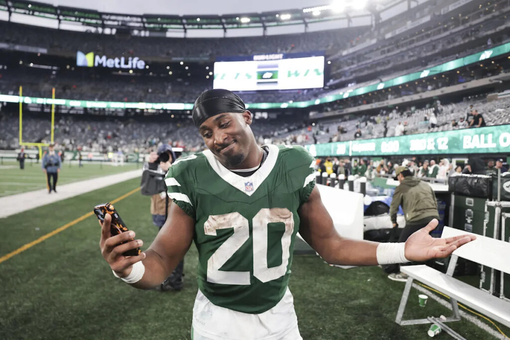 Hall signs 3 year extension deal with Jets Hall signs 3 year extension deal with Jets