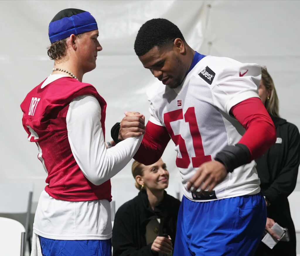 Giants’ Abdul Carter reverses course after calling out Jaxson Dart for introducing Trump Giants’ Abdul Carter reverses course after calling out Jaxson Dart for introducing Trump