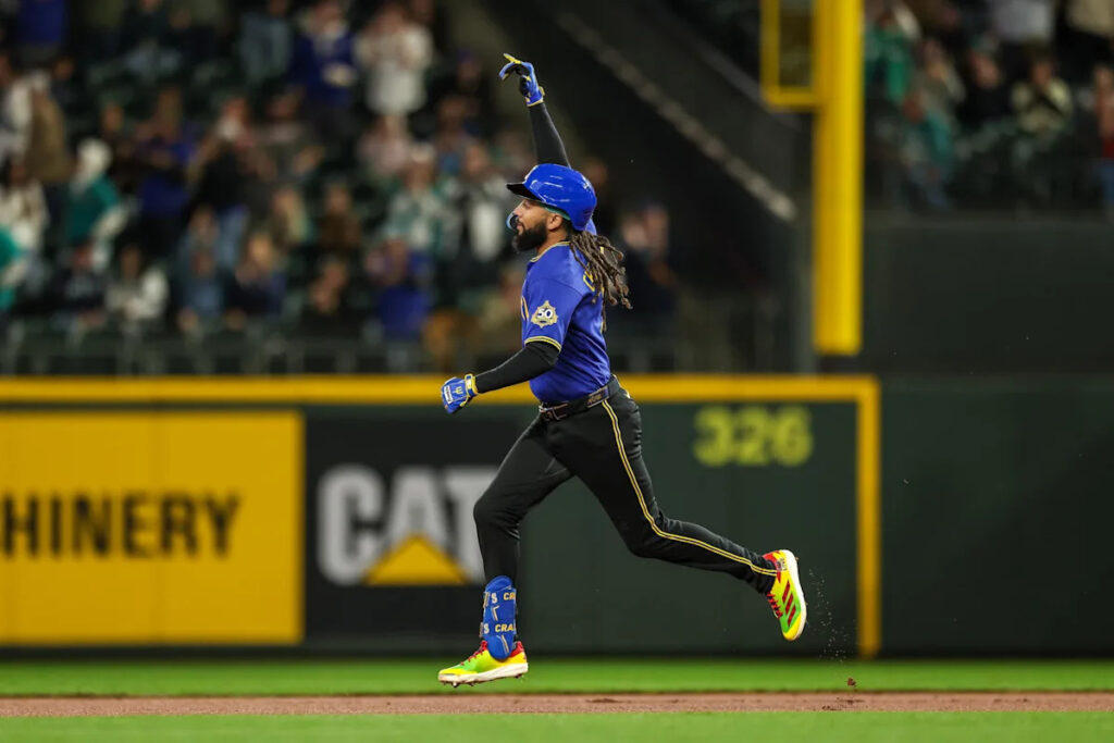 J.P. Crawford delivers again and again as Mariners win 7-6 in extras