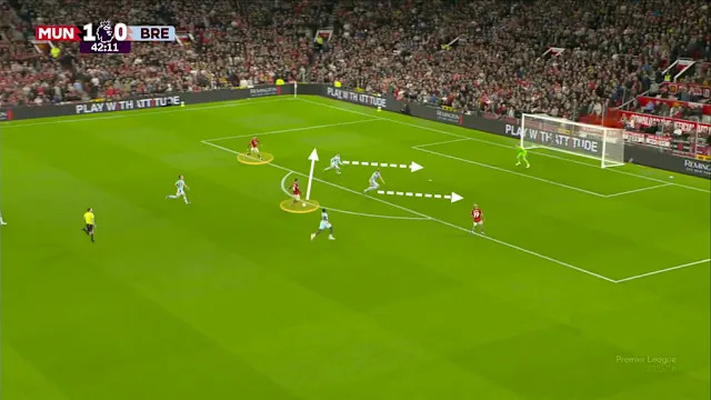 A screenshot showing Bruno Fernandes passing the ball against Brentford