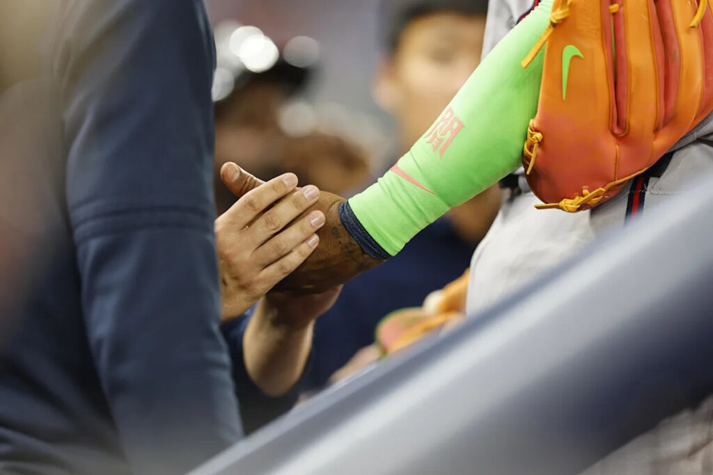 Ronald Acuña, Jr. leaves game with apparent thumb issue