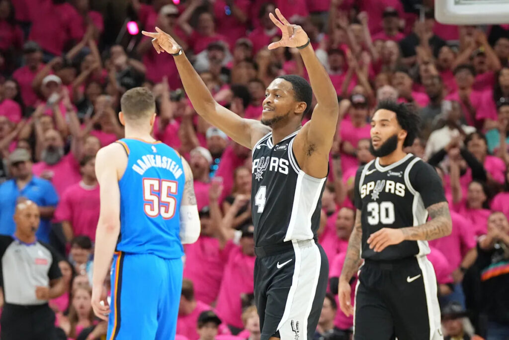 De’Aaron Fox injury update: Spurs star hobbles to bench De’Aaron Fox injury update: Spurs star hobbles to bench