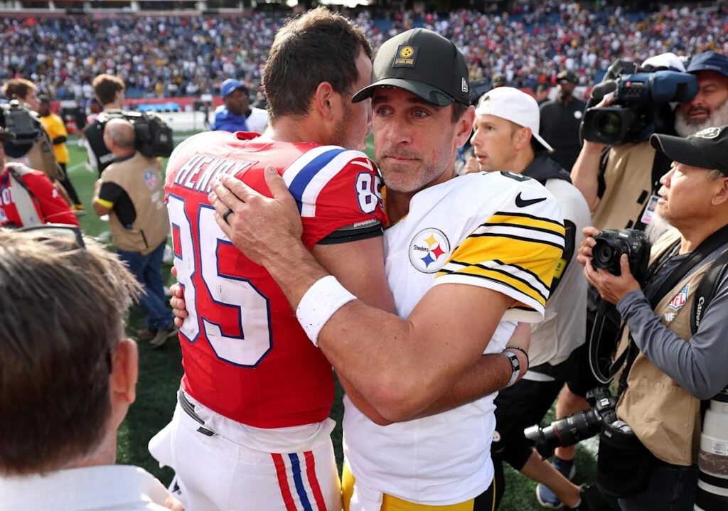 Aaron Rodgers back on Patriots’ schedule after re-signing with Steelers