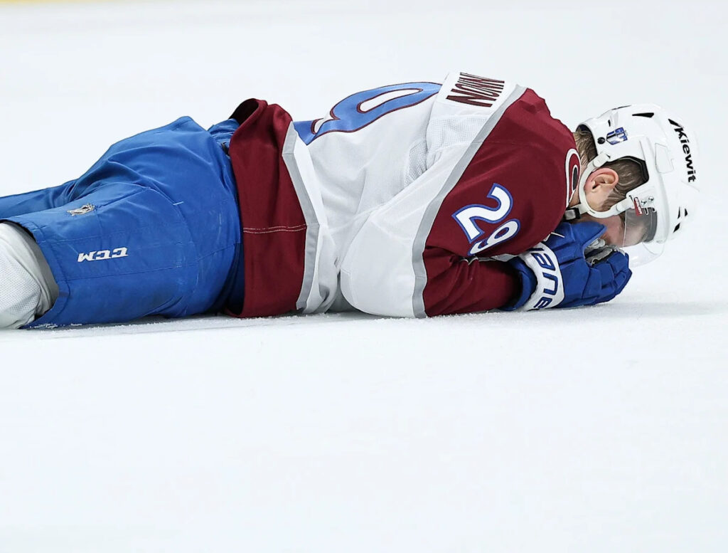 Nathan MacKinnon bloodied by puck, returns and scores to lift Avalanche
