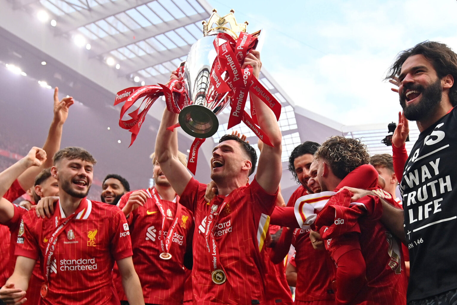 Andy Robertson makes classy gesture during Liverpool farewell speech