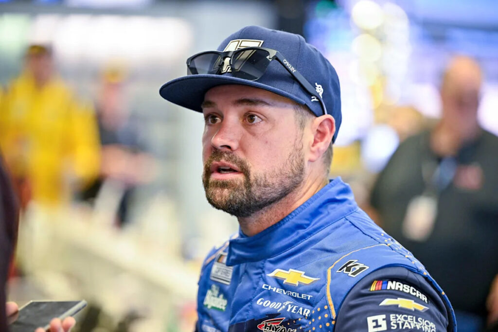 Ricky Stenhouse Jr. signs contract extension with Hyak Motorsports