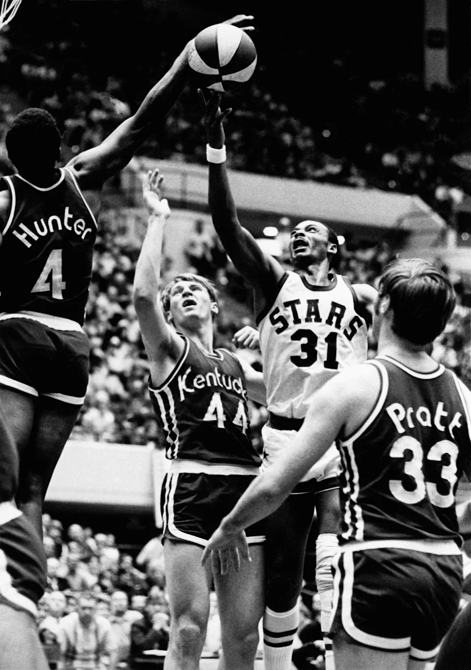 SALT LAKE CITY – 1970: Zelmo Beaty #31 of the Utah Stars drives to the basket against the Kentucky Colonels during an ABA game circa 1970 in Salt Lake City, Utah. NOTE TO USER: User expressly acknowledges that, by downloading and or using this photograph, User is consenting to the terms and conditions of the Getty Images License agreement. Mandatory Copyright Notice: Copyright 1970 NBAE (Photo by NBA Photo Library/NBAE via Getty Images) | NBAE via Getty Images