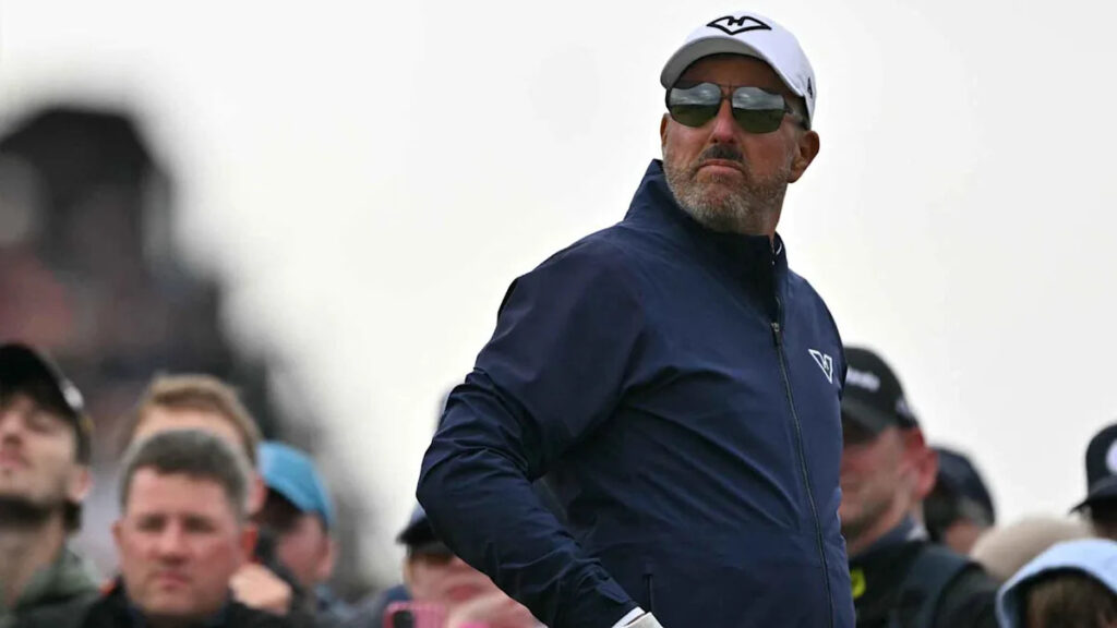 Report: Phil Mickelson accused of inappropriate contact with female golf-club employee Report: Phil Mickelson accused of inappropriate contact with female golf-club employee