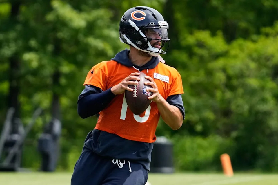 Chicago Bears quarterback Caleb Williams warms up during the NFL football team’s practice. AP Photo/Nam Y. Huh