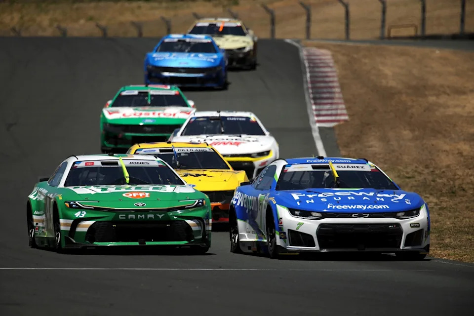 Daniel Suárez, Spire Motorsports, Erik Jones, Legacy Motor Club