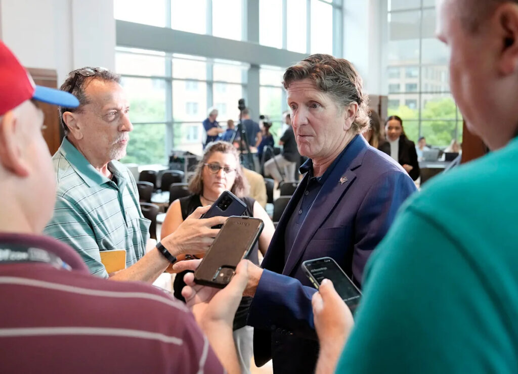 NHL investigation clears Mike Babcock for return to coaching