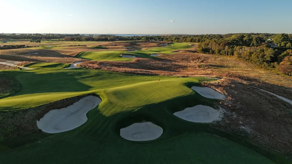 /content/dam/images/golfdigest/fullset/course-photos-for-places-to-play/shinnecock-hills-eleventh-hole-new-york.JPG