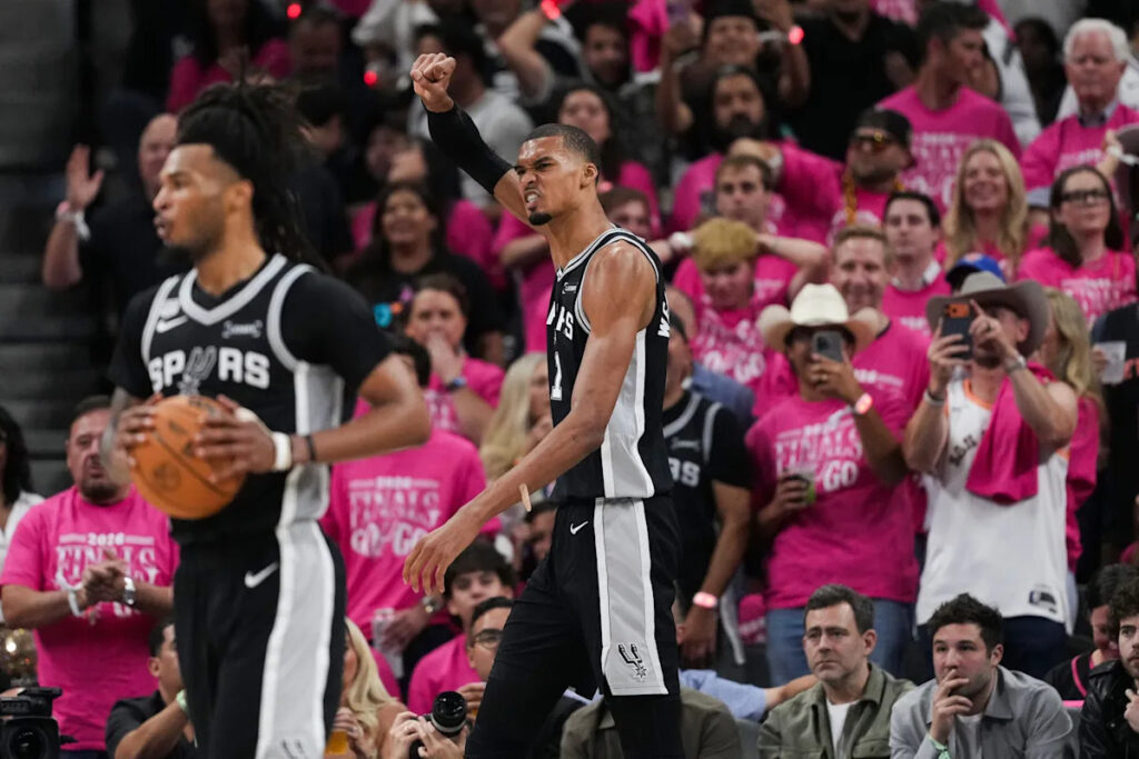 Spurs fans still believe they can overcome 3-1 deficit against Knicks to capture 6th NBA title Spurs fans still believe they can overcome 3-1 deficit against Knicks to capture 6th NBA title