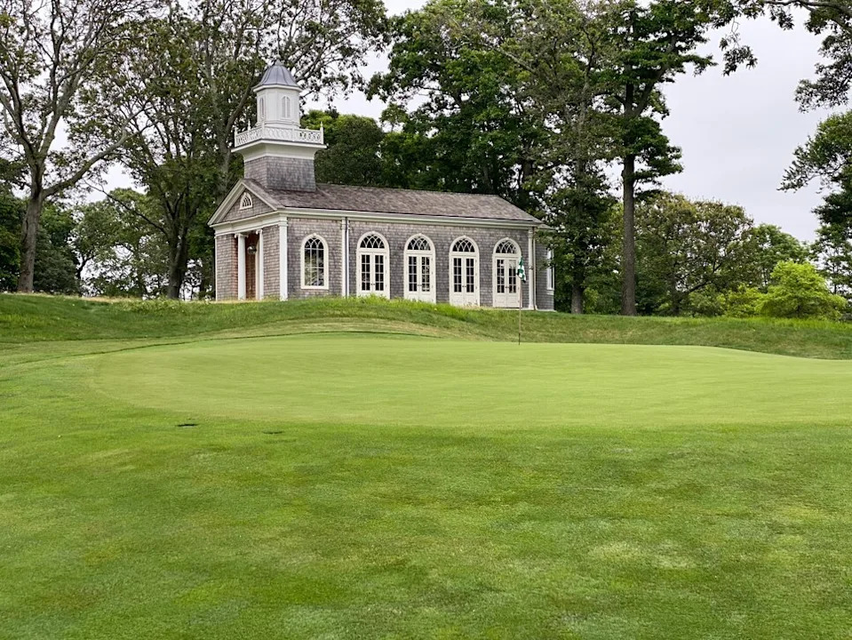 /content/dam/images/golfdigest/fullset/2026/6/cow-neck-Hole6Chapel1.jpg