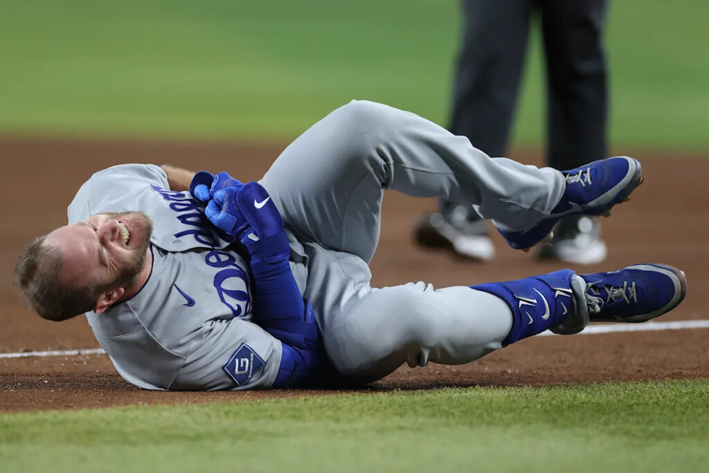 Dodgers 3B Max Muncy and D-backs 1B Ildemaro Vargas both exit after violent collision at first base