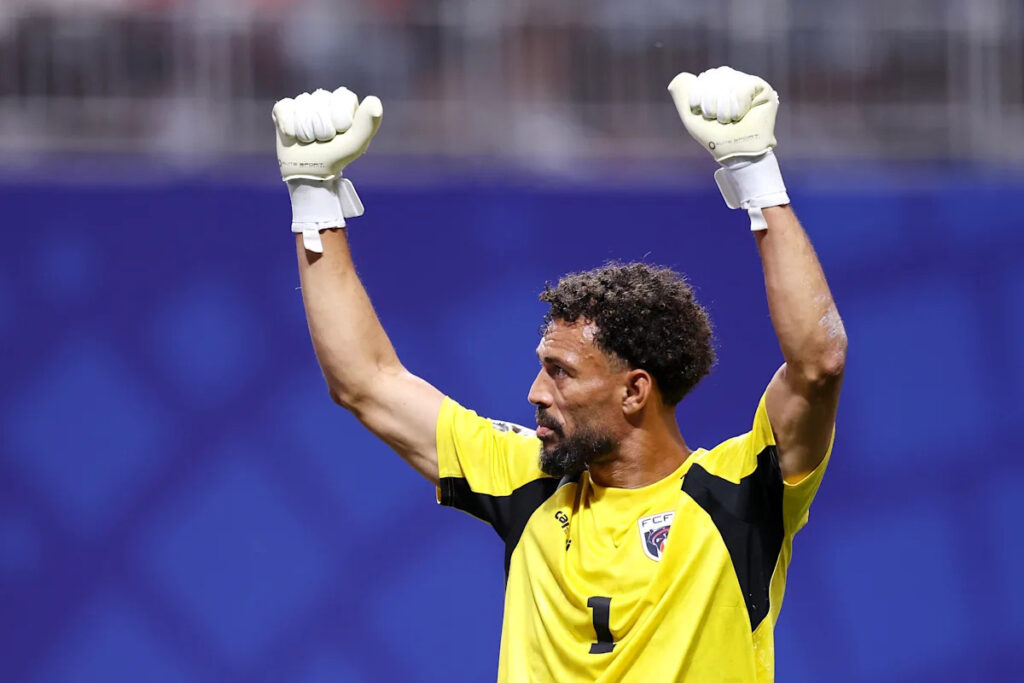 🫣 Did someone say oldies? Two keepers are HEROES in their matches