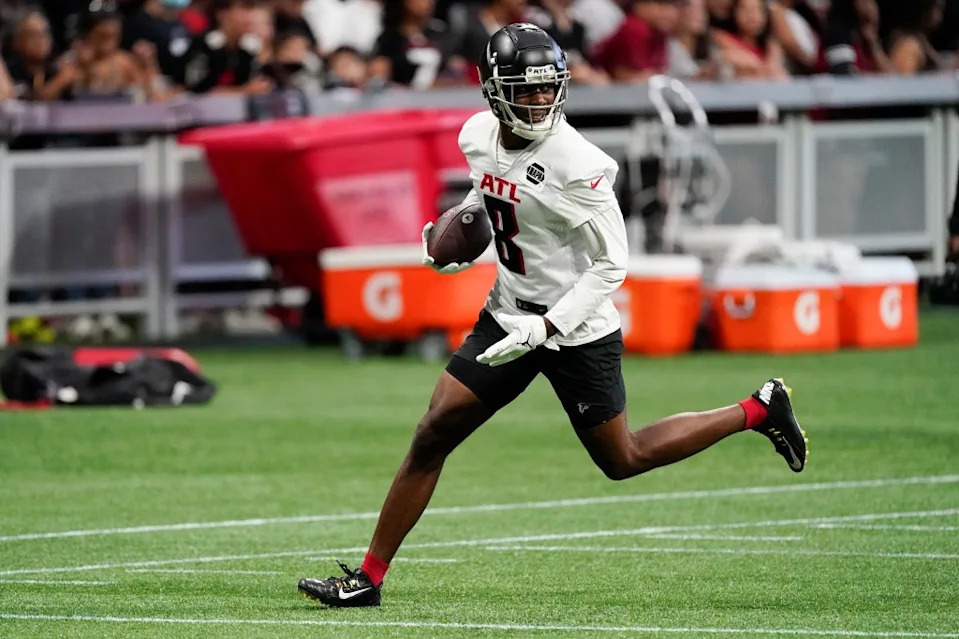 Kyle Pitts runs with the ball after a catch during a practice on June 3, 2022. AP