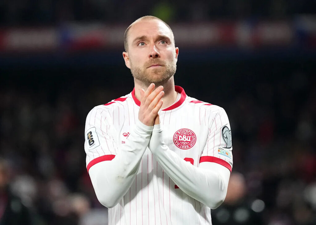 Fear for Eriksen: taken ill and match suspended, player conscious