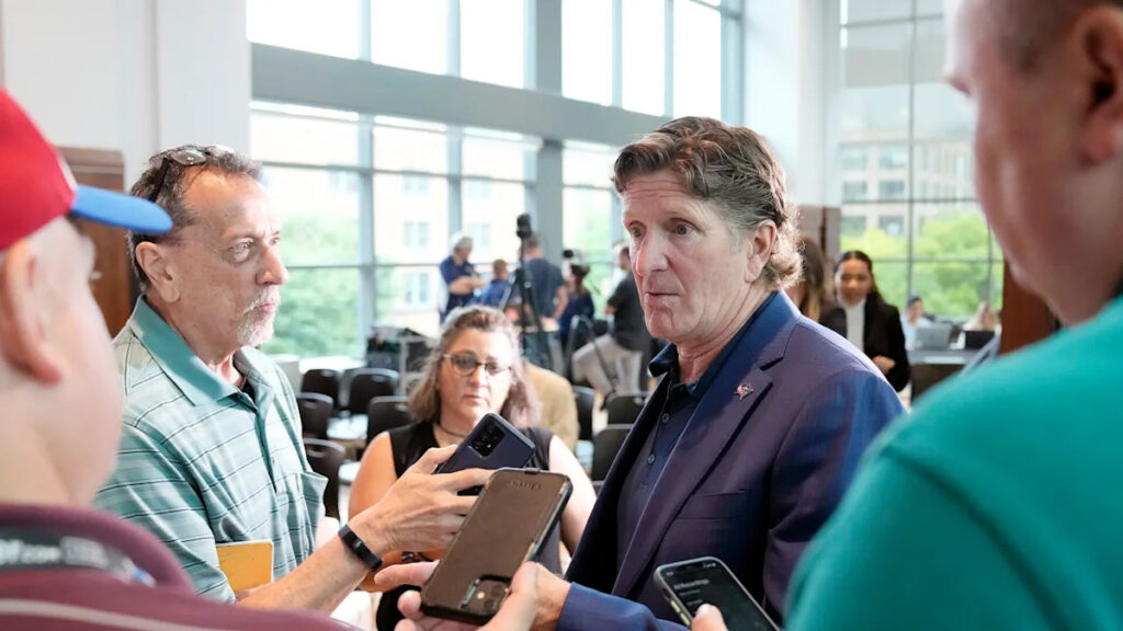 Players’ union reportedly asks NHL for a Mike Babcock investigation if Oilers want to hire him