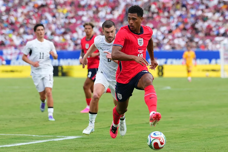 TAMPA, FLORIDA - JUNE 06: Jude Bellingham #10 of England controls the ball during a international friendly match between England and New Zealand at Raymond James Stadium on June 06, 2026 in Tampa, Florida. (Photo by Rich Storry/Getty Images)